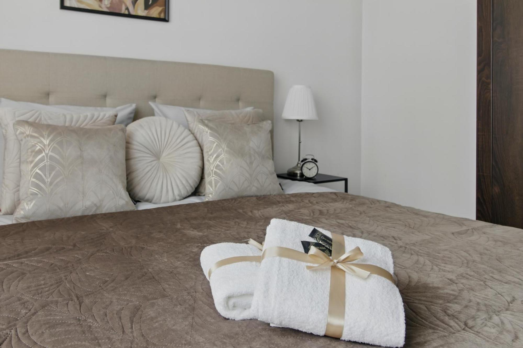 Apartment Riverside Retreat By Vistula 2br & Separate Living & Balcony In The Center Warsaw