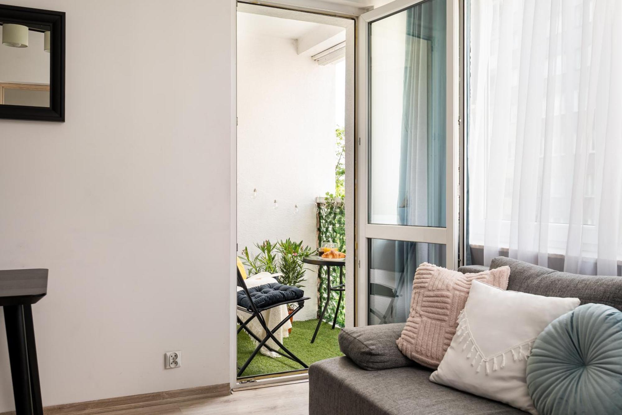 Apartment Riverside Retreat By Vistula 2br & Separate Living & Balcony In The Center *